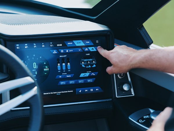 Innovative dashboard wakeboat