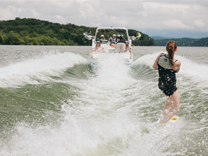 Wakesurfing mastercraft